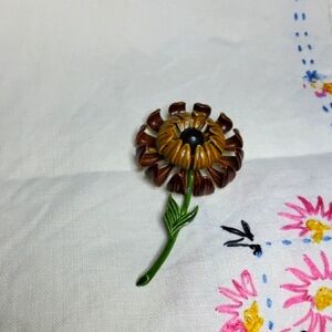 Vintage metal flower brooch mustard/brown